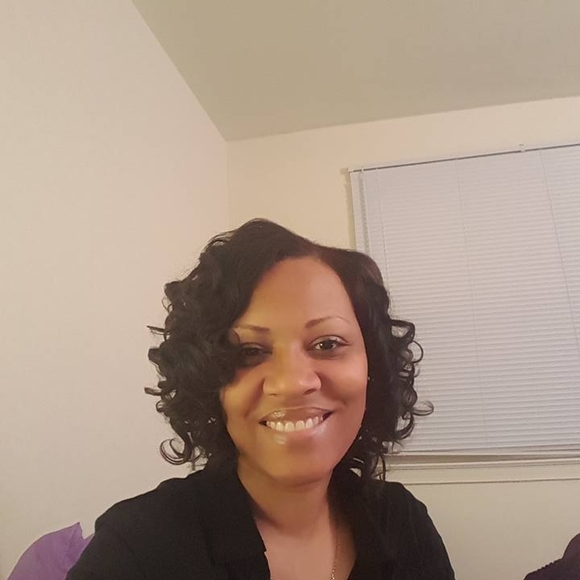 Meet your Posher, Nicole - Picture 1 of 1